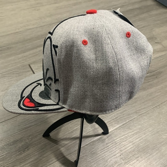 Disney Winking Mickey Mouse Gray Embroidered SnapBack Adjustable Cap NWT - Picture 4 of 8